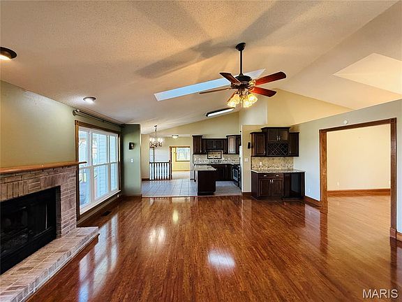 5th image of 6 Jennifer Ln