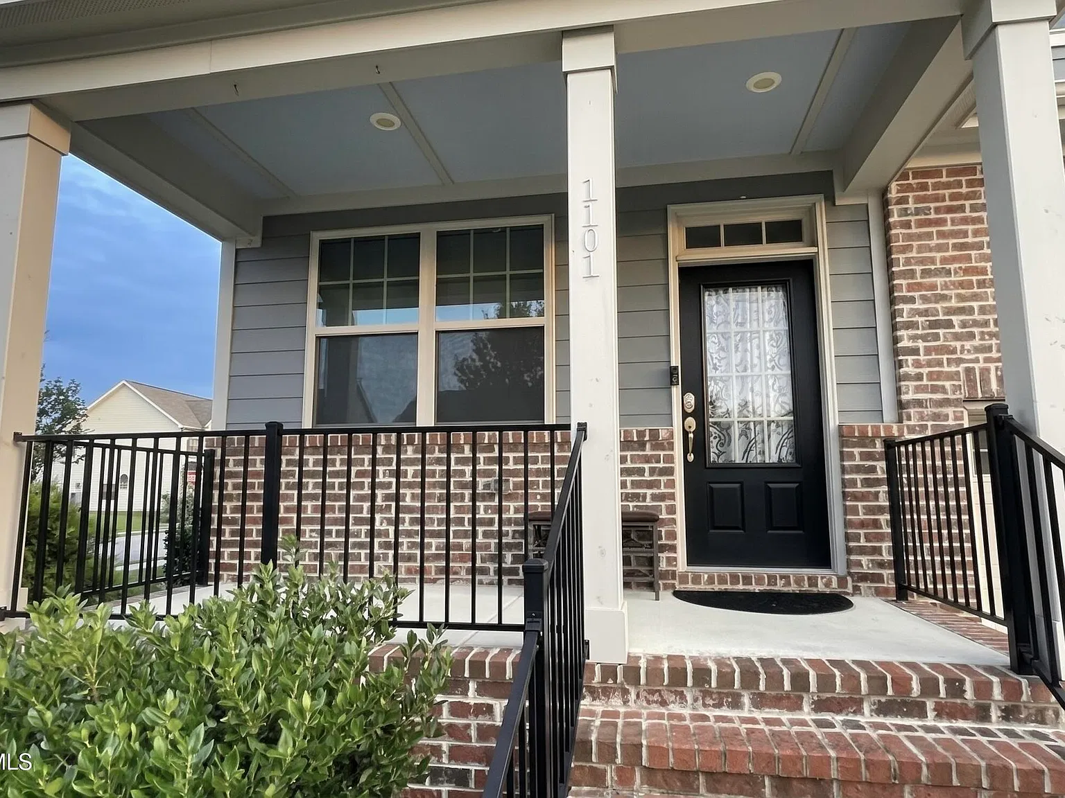 4 bed, 3.0 bath, 2400 sqft, $2,595 — Photo 2