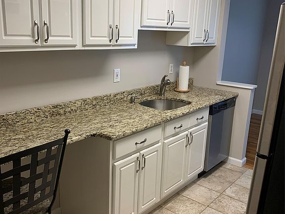 3rd image of 10 Oxford Dr APT 10