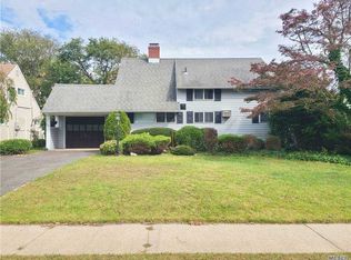 31 Boulder Ln, Hicksville, NY 11801