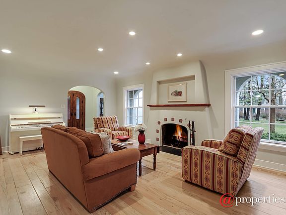 Foyer/Living Room