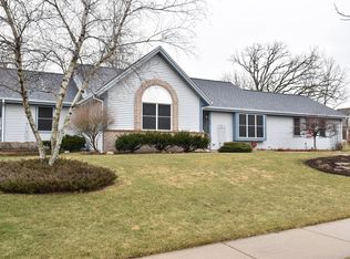 637 Two Rivers Dr, Mukwonago, WI 53149