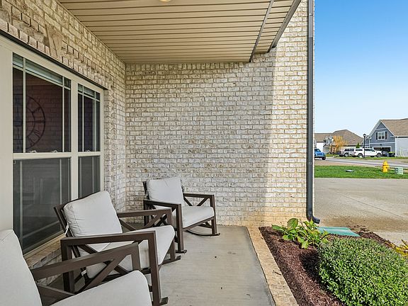 5th image of 1071 Chagford Dr
