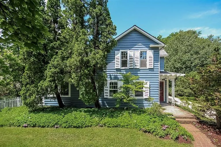 1025 Spring St photo 1
