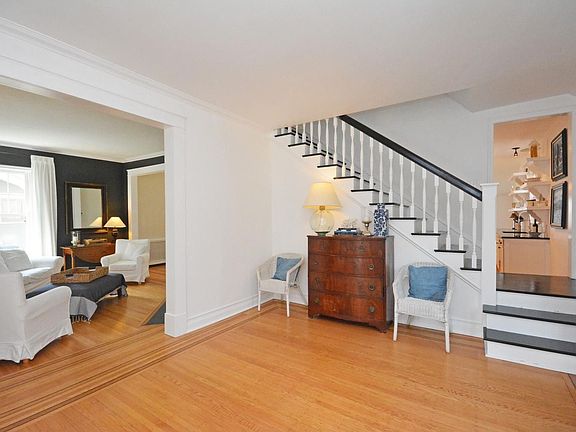 3rd image of 248 Queen Ave S