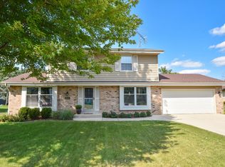 8866 W Bottsford Ave, Greenfield, WI 53228