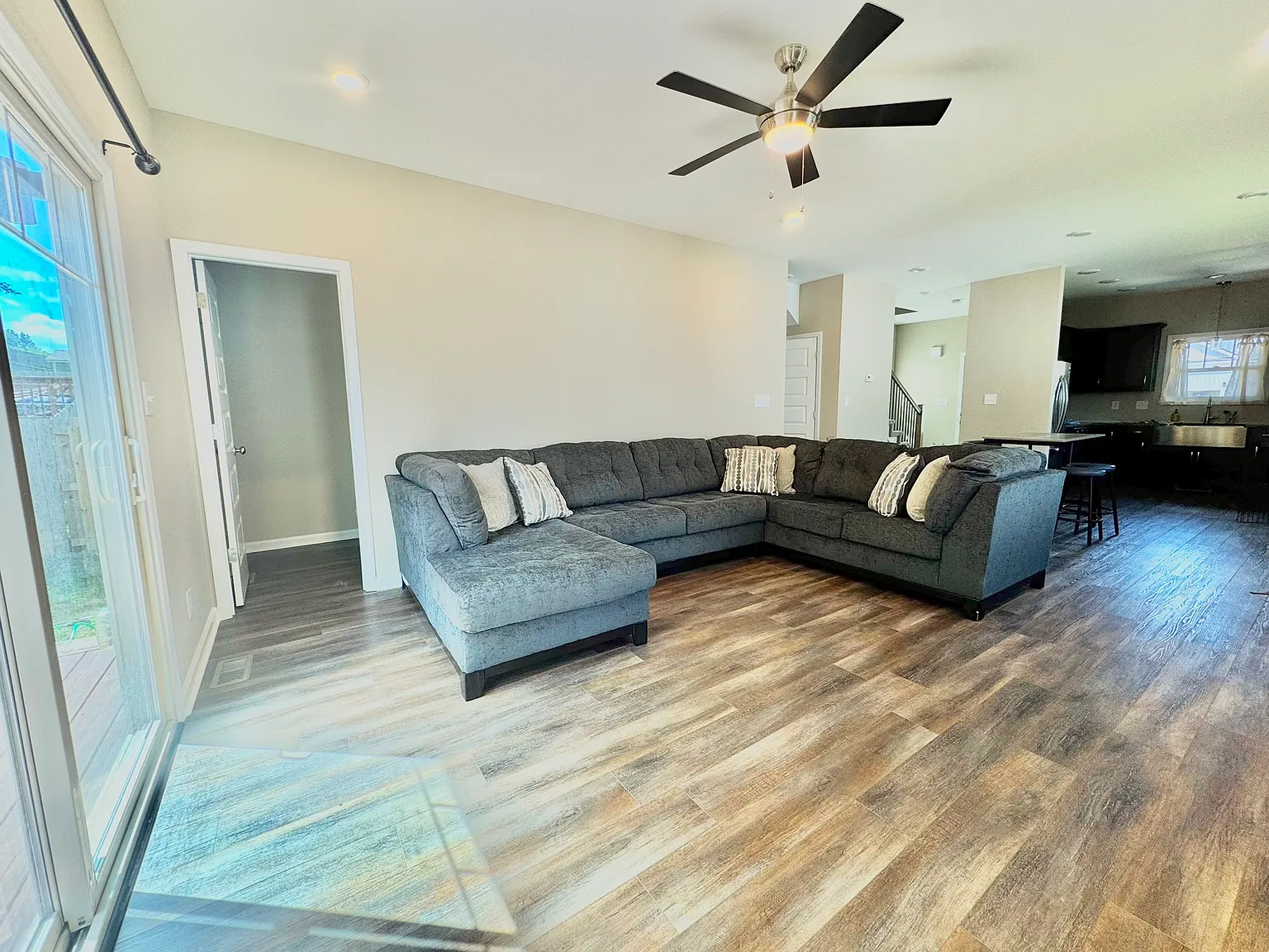 3 bed, 2.5 bath, 1518 sqft, $1,595 — Photo 2