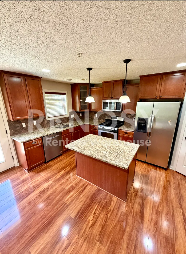 Available Now 3 Bedroom 2.5 Bath Townhouse in Plymouth — Photo 3