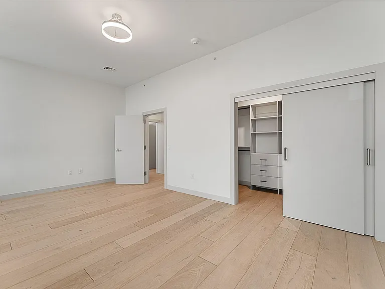 Bank Street Apartments at Burlington Square — Photo 68