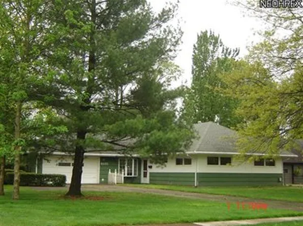 8935 Westlawn Blvd, Olmsted Falls, OH 44138