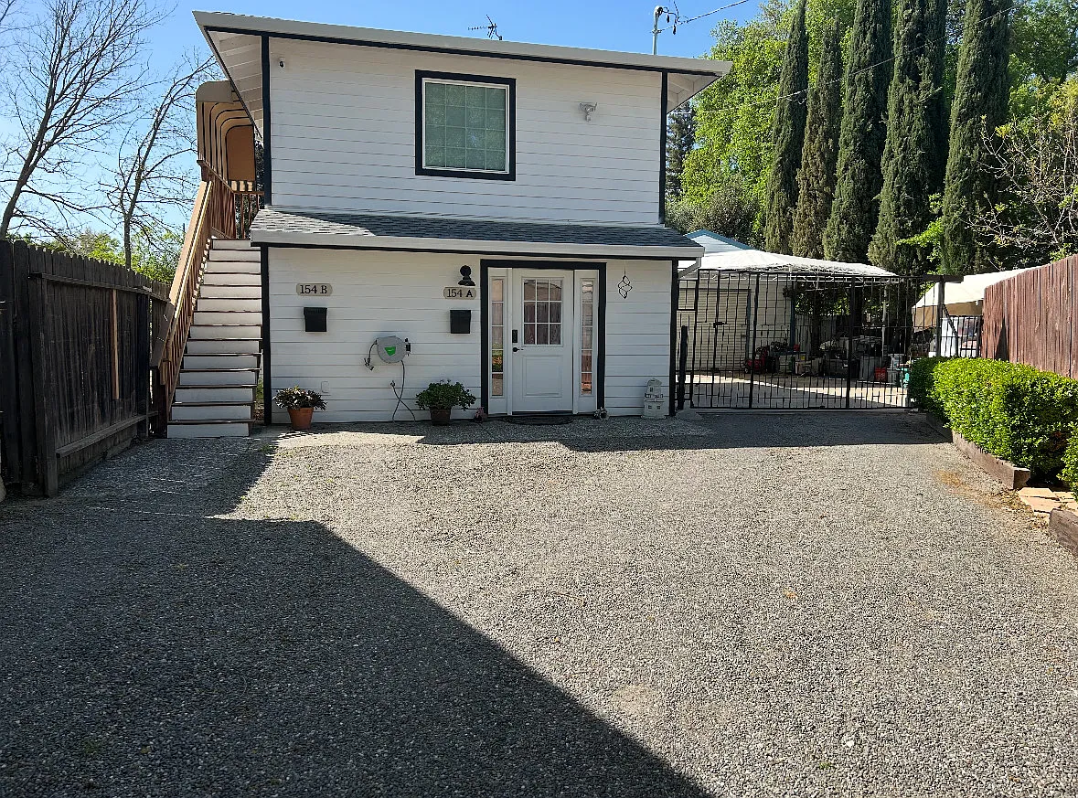 154 Clover St #A photo 1