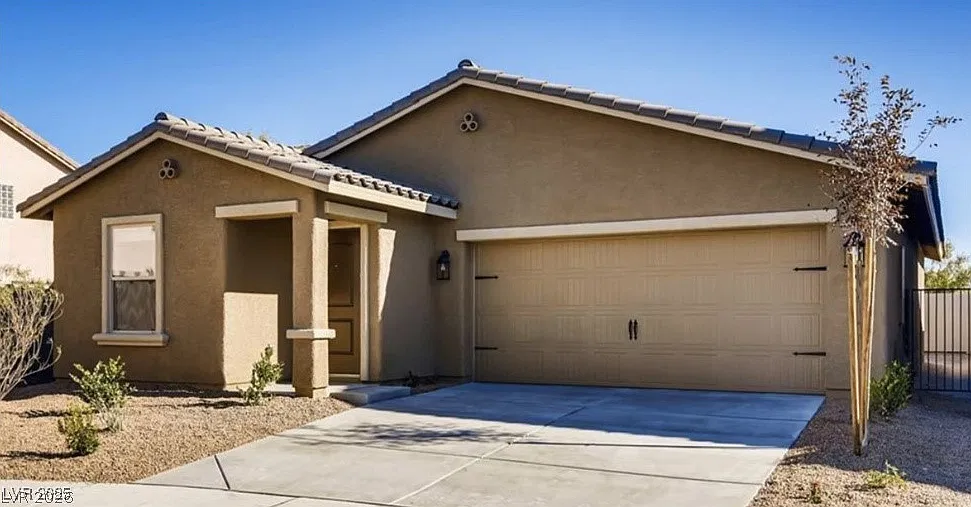 3 bed, 2.0 bath, 1415 sqft, $2,100 — Photo 1