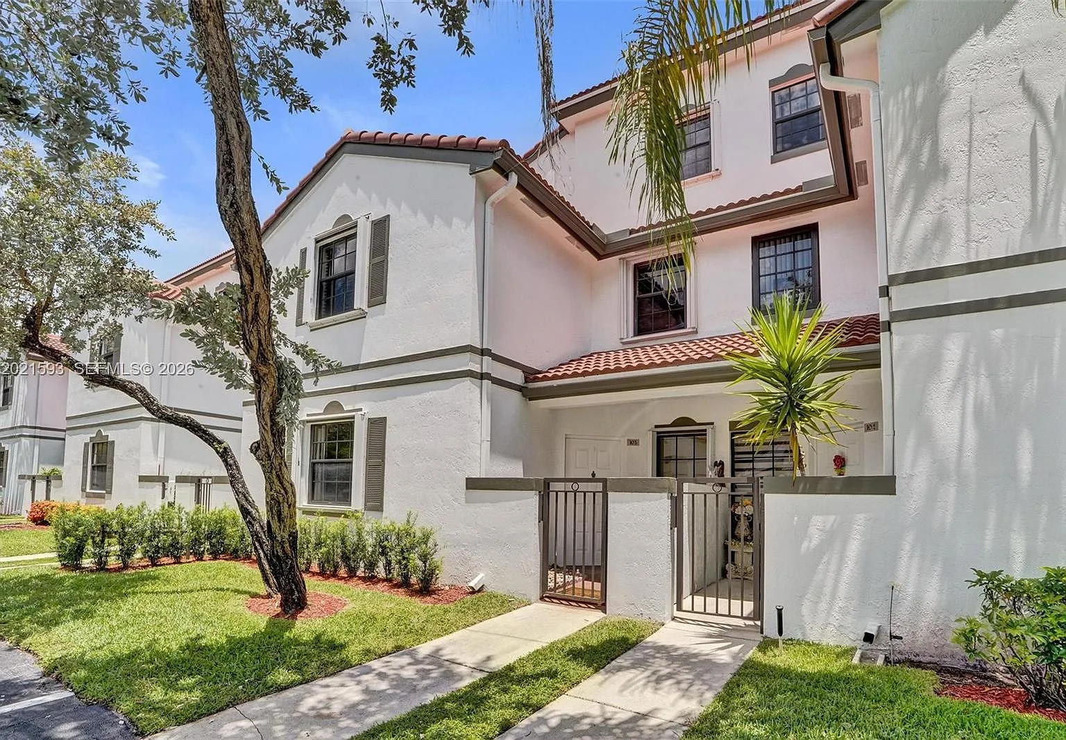 Las Verdes Condo — Photo 2