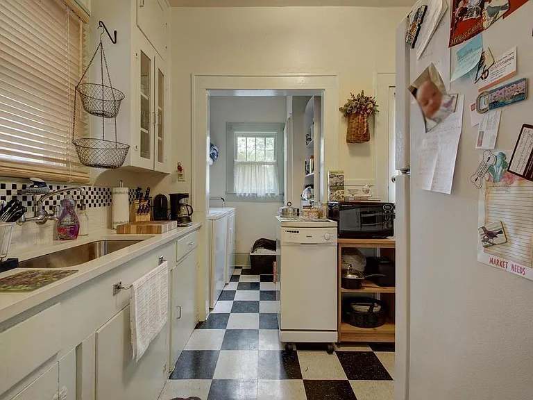 4301 Avenue C — Photo 10