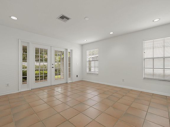 5th image of 3221 Carriage Cir