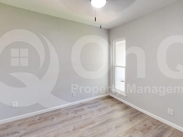 633 Stroud Ln — Photo 9