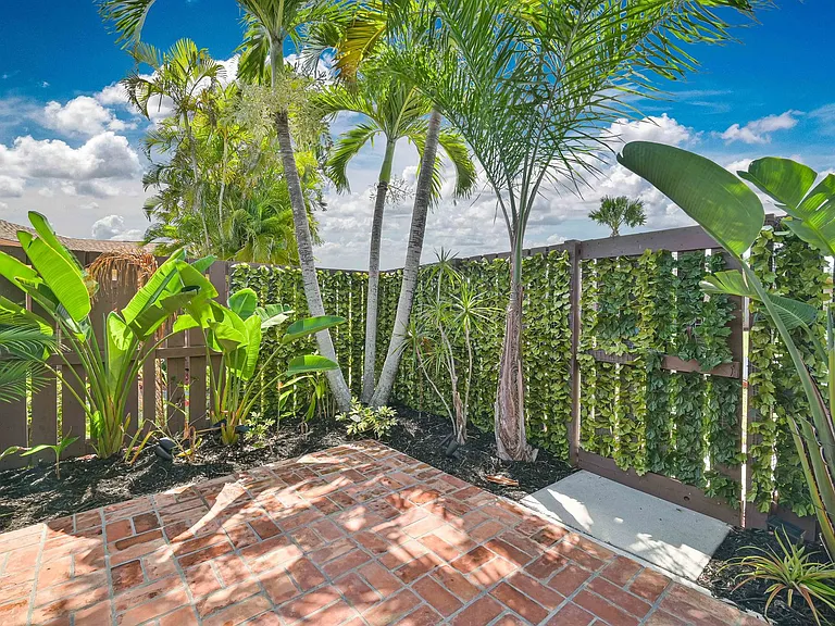 6386 Royal Woods Dr — Photo 4