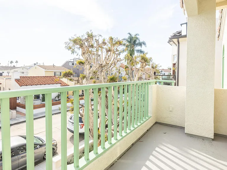 147 N Loreta Walk — Photo 18