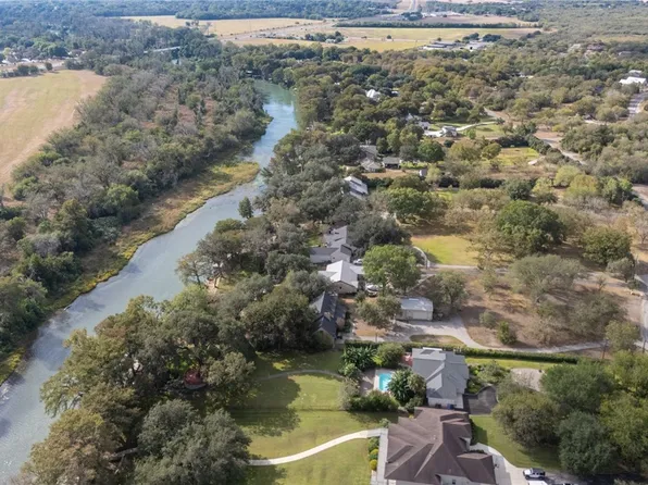 114 Navajo Trl, Seguin, TX 78155