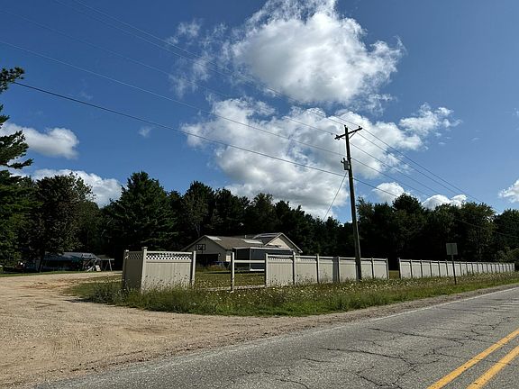 3rd image of 16778-5 Mile Rd