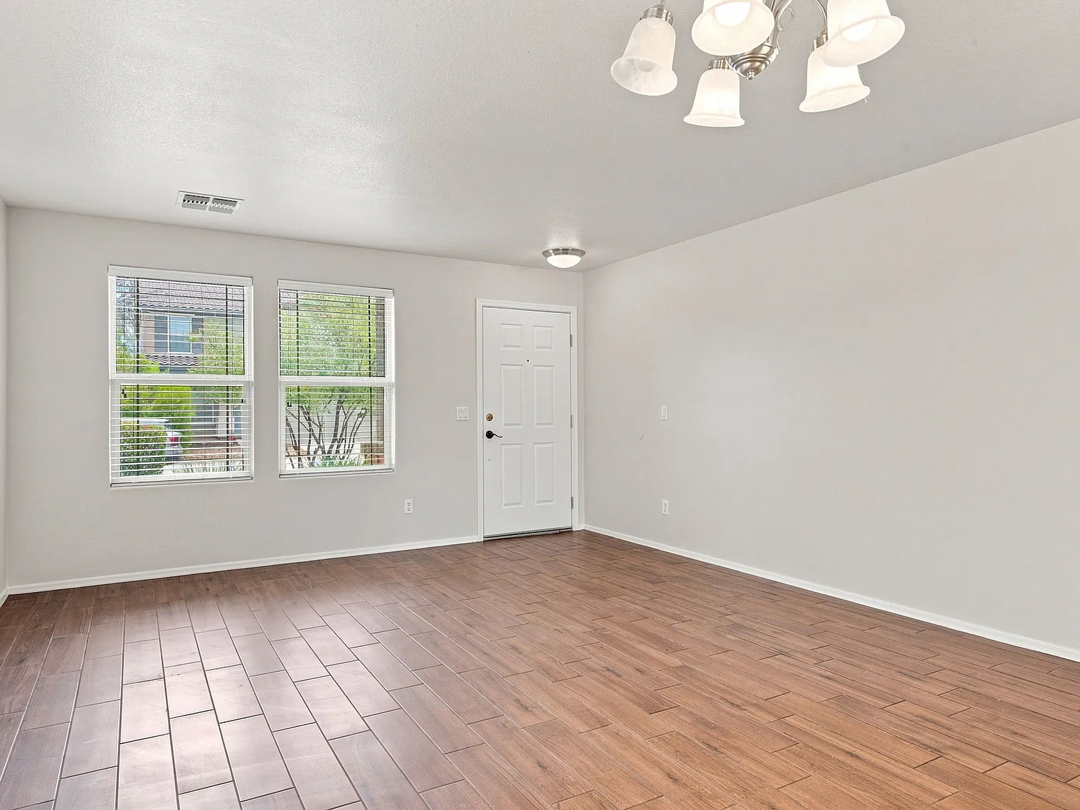 4 bed, 2401 sqft, $2,375 — Photo 4
