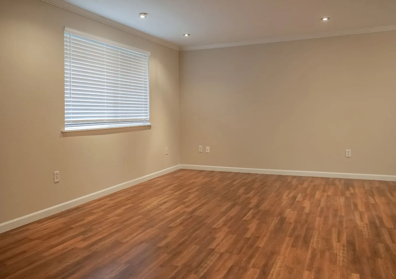 **Move-In Special**3 bed 2 bath rambler w/ 2 car garage & fully fenced backyard! — Photo 4