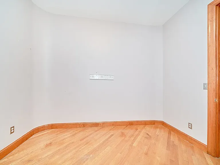 501 1/2 W 43rd St #3E — Photo 12