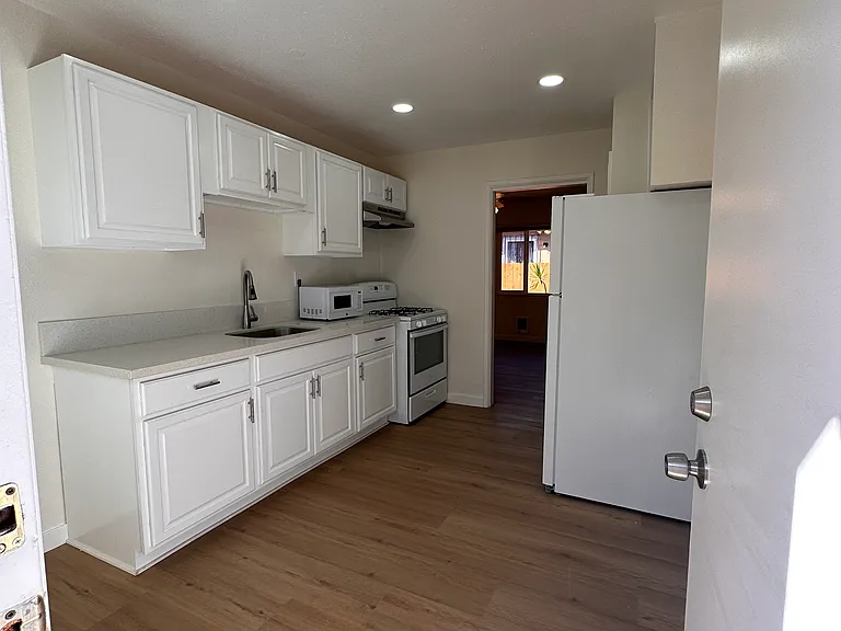 2844 Fairmount Ave — Photo 18