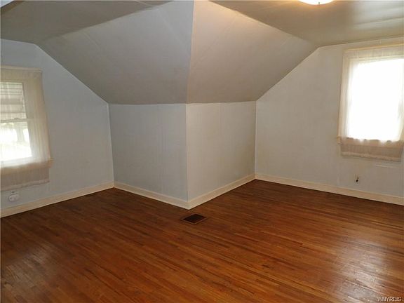 4th image of 284 Callodine Ave