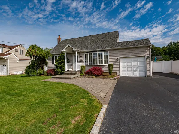 255 N Albany Avenue, Massapequa, NY 11758