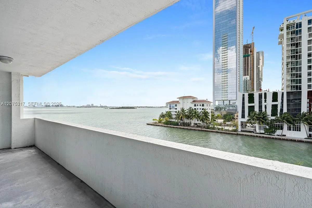 Moon Bay Of Miami Condo — Photo 1