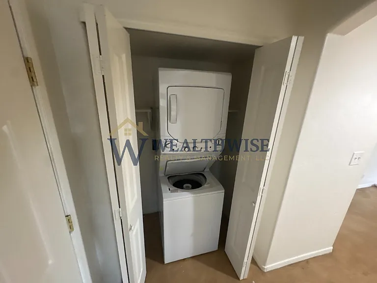 216 E Waverly St — Photo 9