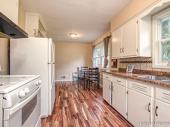 4th image of 243 Wesley St SE