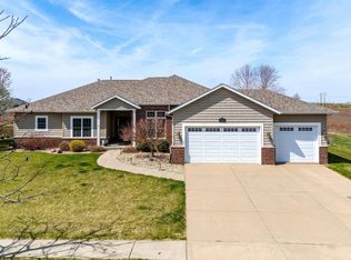 6438 Whispering Pine Dr, Davenport, IA 52807