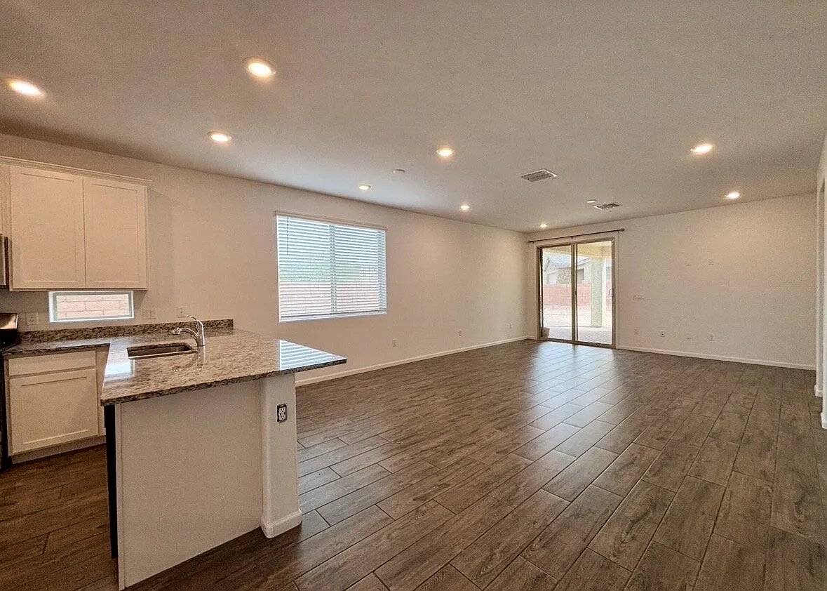 5 bed, 3.0 bath, 1939 sqft, $2,395 — Photo 3