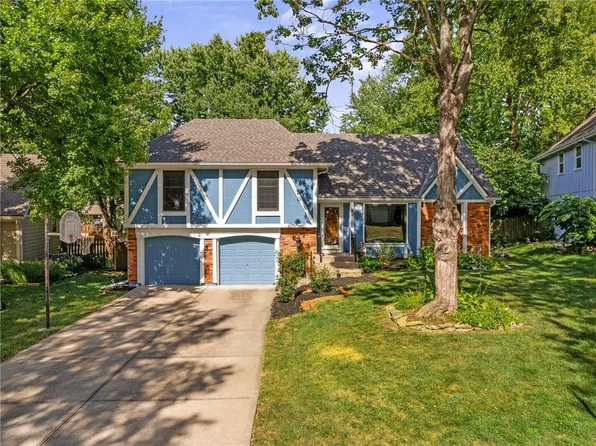 8923 Country Hill Ct, Lenexa, KS 66215