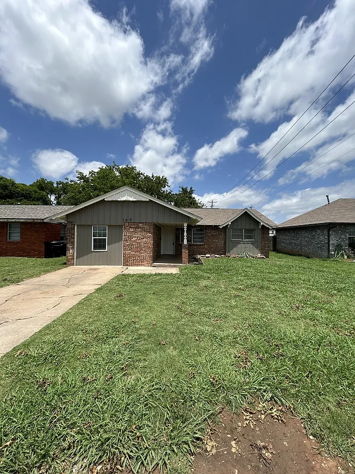 4 bed, 1.0 bath, 1316 sqft, $1,450 — Photo 1