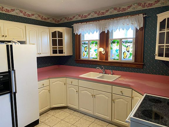 3rd image of 23 Charlotte Hts