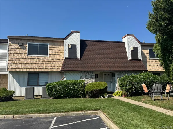 138 N Pointe Circle #138, Coram, NY 11727