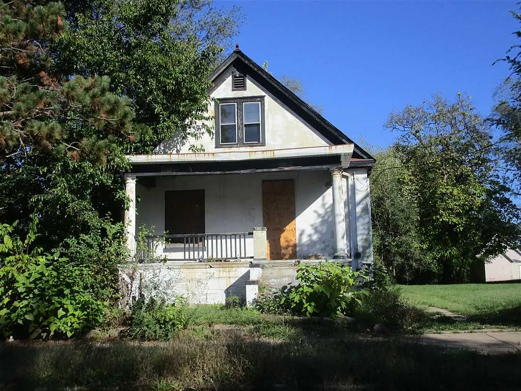 2707 W Garden St photo 1