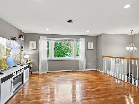 3rd image of 5 Hawthorne Cir