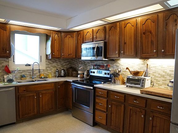 3rd image of 643 Belmont Cir