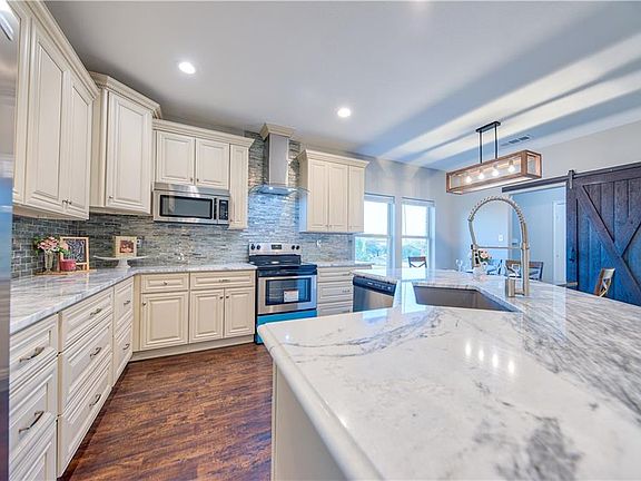 4th image of 127 Lakeshore Dr