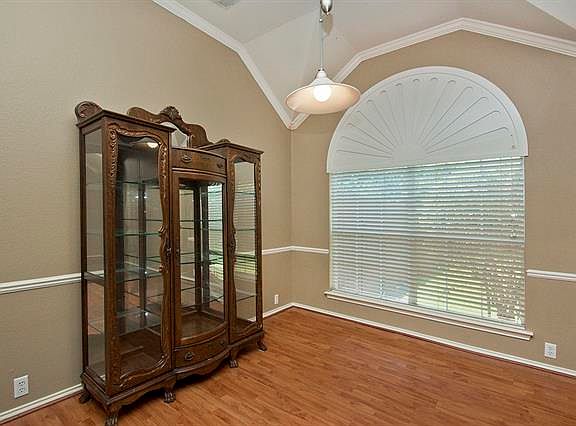 4th image of 3104 Burleson Dr