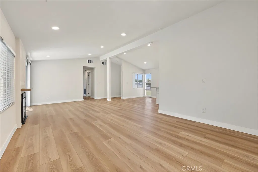 3 bed, 1200 sqft, $4,400 — Photo 3