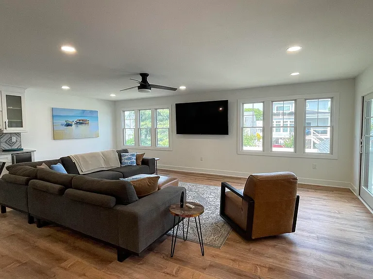 303 Forman Ave — Photo 8