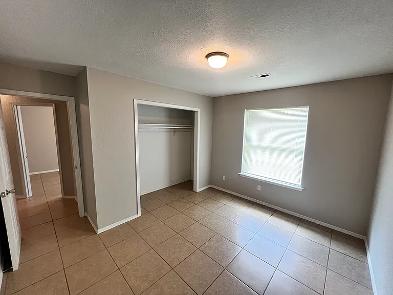 823 N Lola Ln — Photo 14