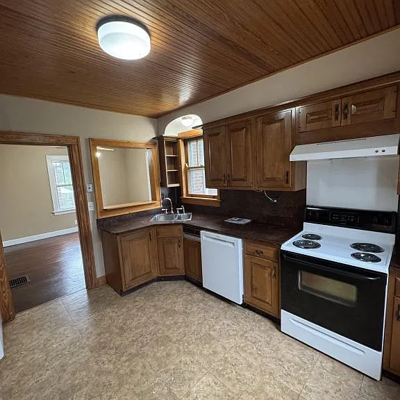 8311 Jadwin St — Photo 1