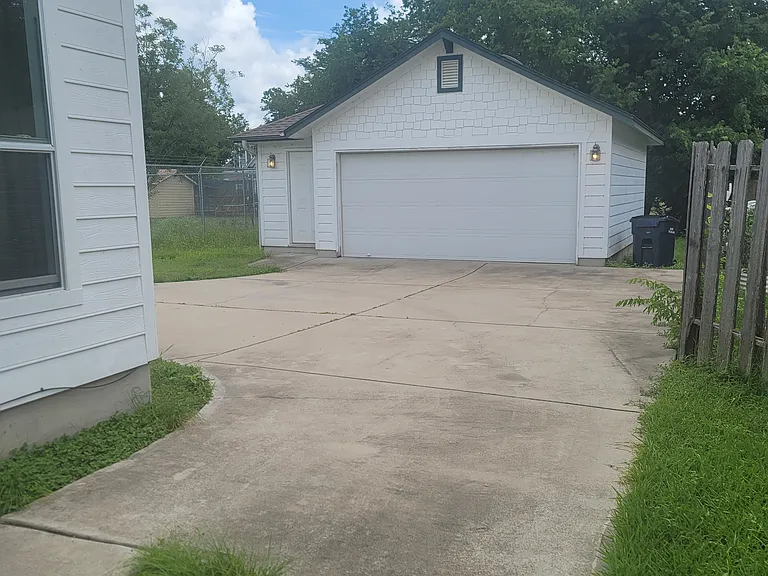 203 Pecan St #B — Photo 4
