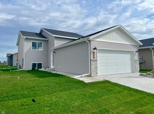 6774 68th St S, Horace, ND 58047
